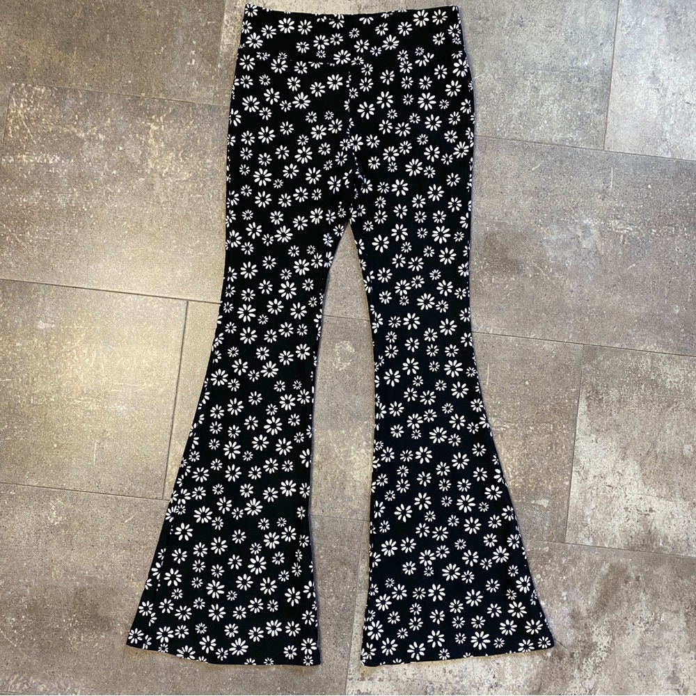 No Boundaries Flare Flower Leggings